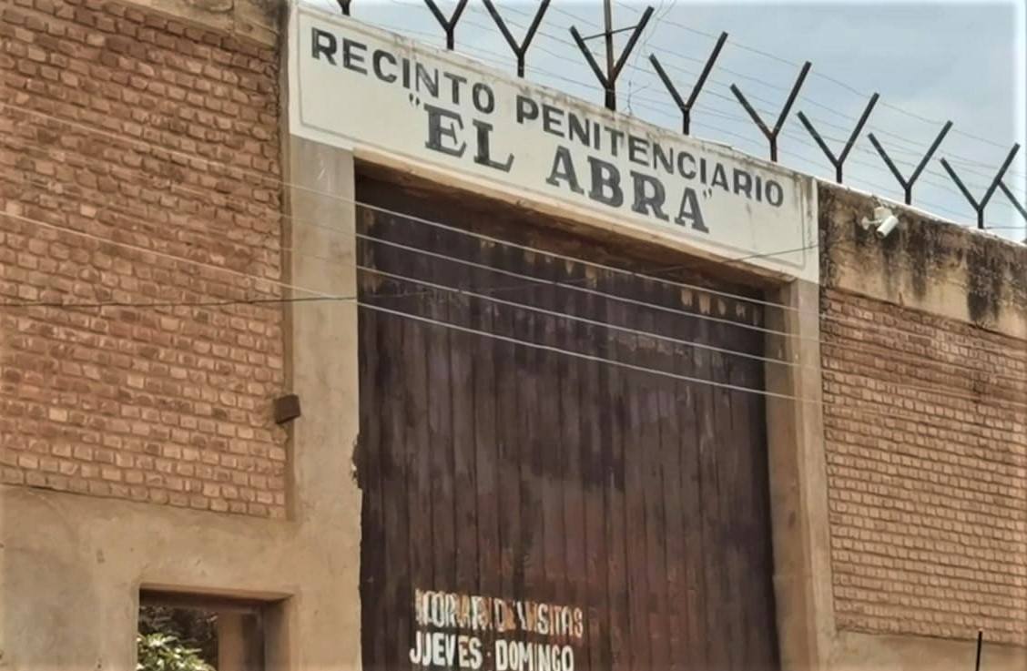 Escándalo en la situación carcelaria del excomandante del Ejército de Bolivia: medidas tomadas y consecuencias