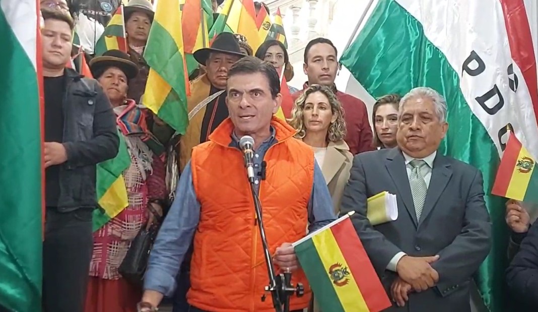 Rodrigo Paz anuncia su candidatura presidencial por el PDC en Bolivia.
