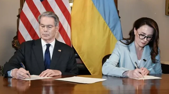 Estados Unidos y Ucrania firman acuerdo histórico para explotación de minerales.