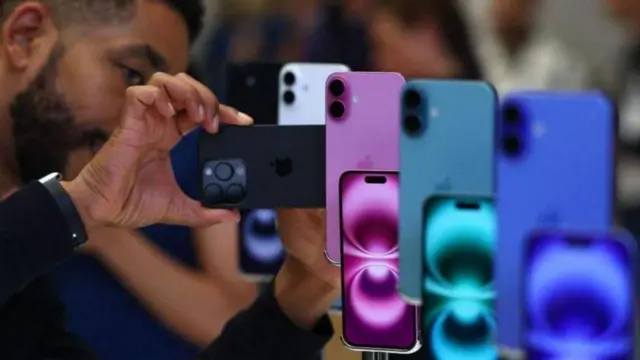 Apple traslada producción de iPhones a India y diversifica su cadena de suministro.
