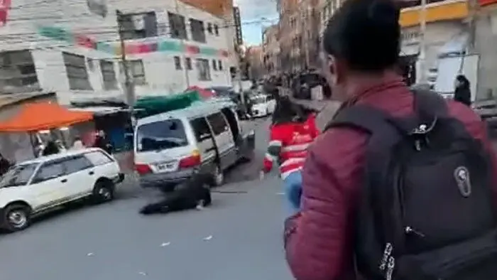 Chofer de minibús que atropelló a funcionario en La Paz enfrentará proceso penal.