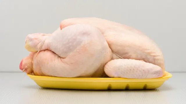 Disputa entre Estados Unidos y Europa por exportación de pollo: diferencias en estándares de seguridad alimentaria.