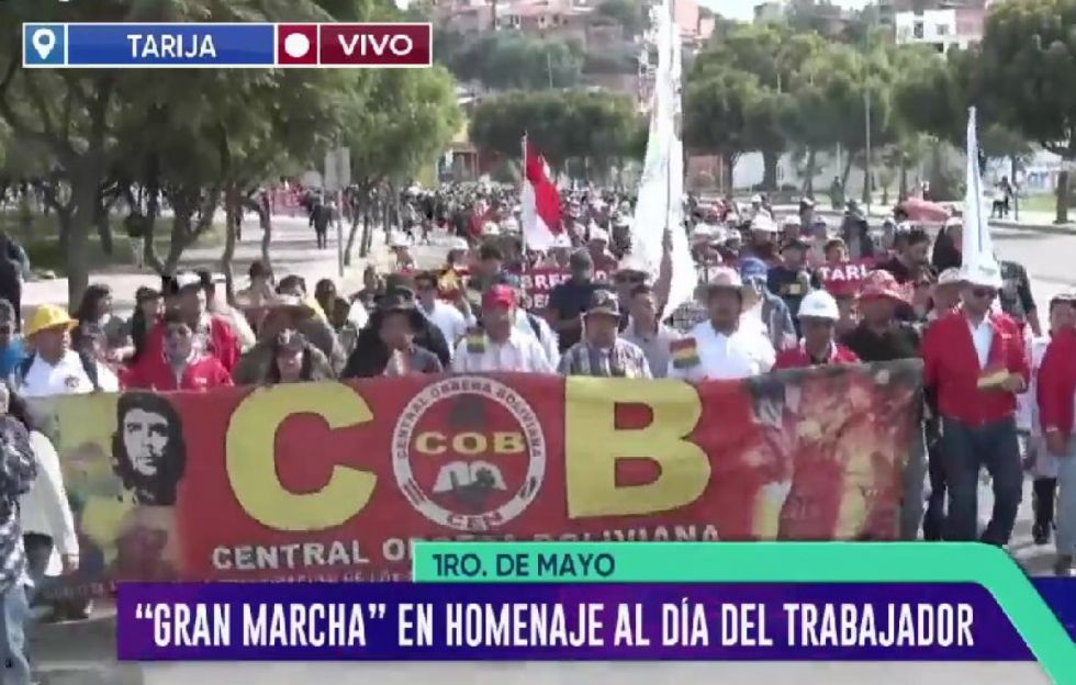 El presidente de Bolivia encabeza la marcha del Día del Trabajador en un gesto de apoyo al movimiento obrero.
