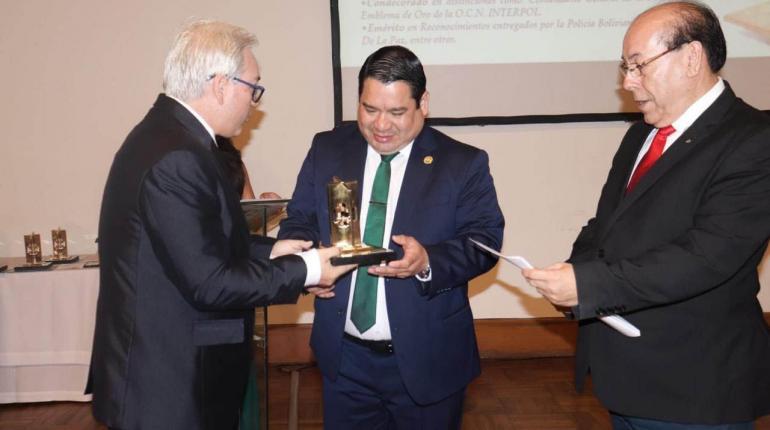 Fiscal General del Estado de Bolivia recibe premio al Mérito Profesional en Santa Cruz