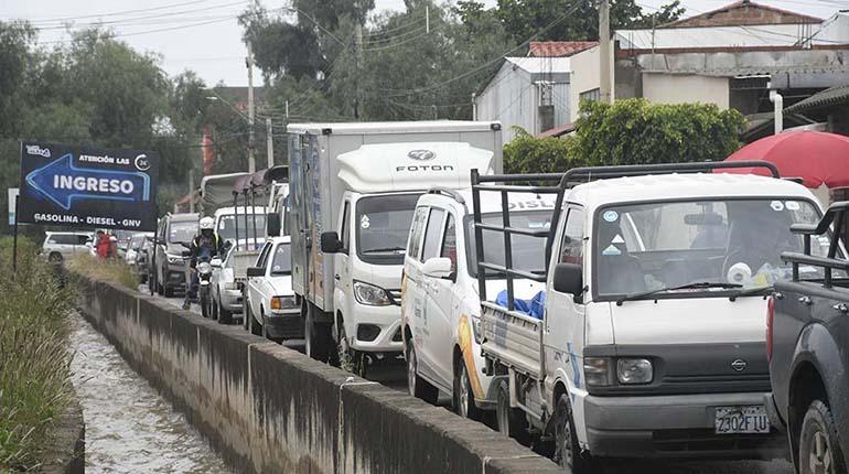 Provisiones de diésel y gasolina en Bolivia aseguradas a pesar de bloqueos en la distribución