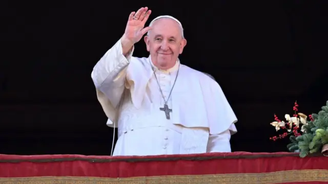 El Papa Francisco publica su autobiografía “Esperanza” rompiendo tradiciones.