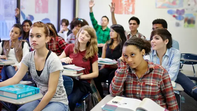 “La disminución de la tasa de fertilidad en Estados Unidos y su impacto en la educación y economía”