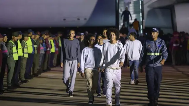 Estados Unidos implementa polémico programa de autodeportación para inmigrantes irregulares