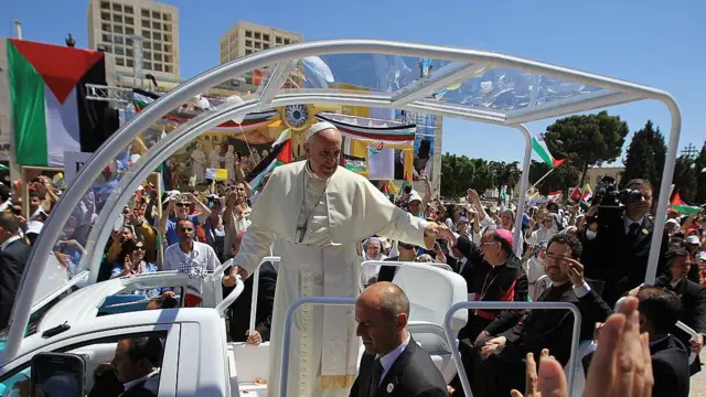 La transformación del papamóvil de Francisco en una clínica móvil para niños en Gaza