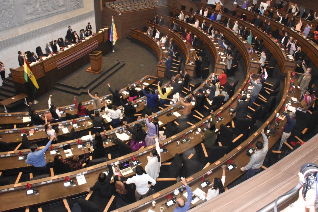 Diputado del MAS denuncia bloqueo de fondos para elecciones en el exterior en Bolivia.