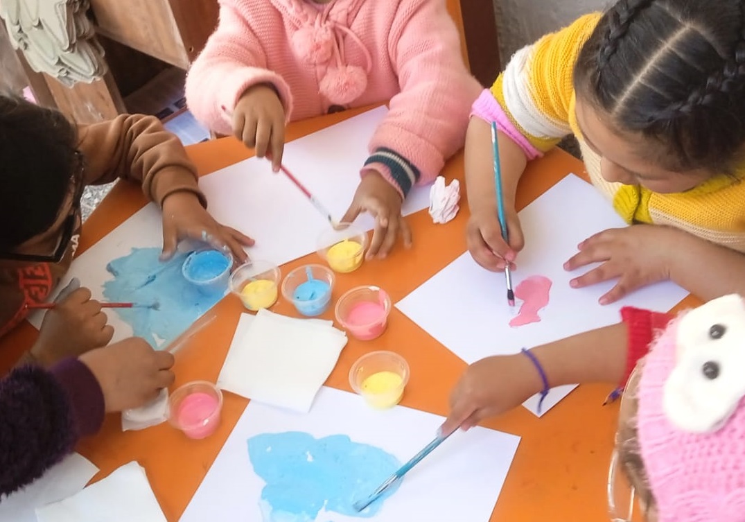 El Museo Nacional de Arte de Bolivia impulsa la inclusión cultural a través de talleres para niños con discapacidad visual.