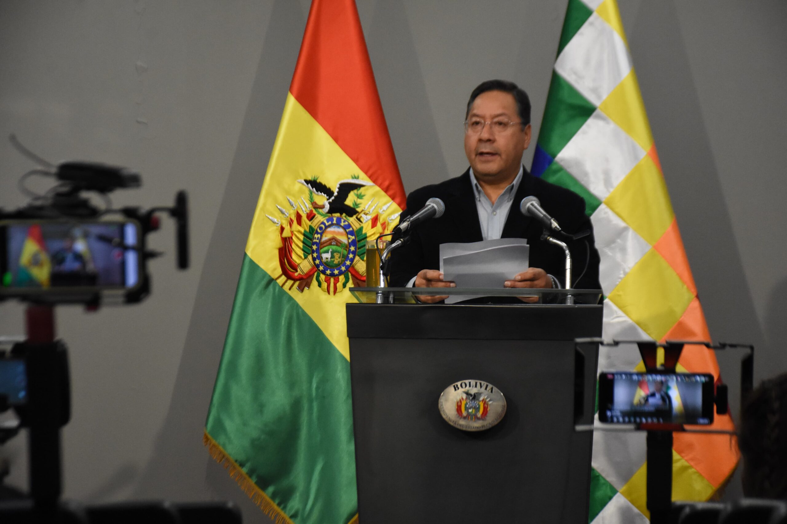 Presidente de Bolivia renuncia a candidatura y demanda aprobación de créditos para atender crisis.