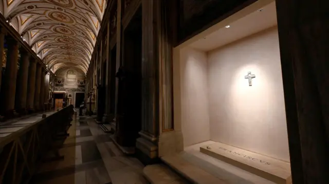 La sencilla tumba del papa Francisco en la Basílica de Santa María la Mayor en Roma.