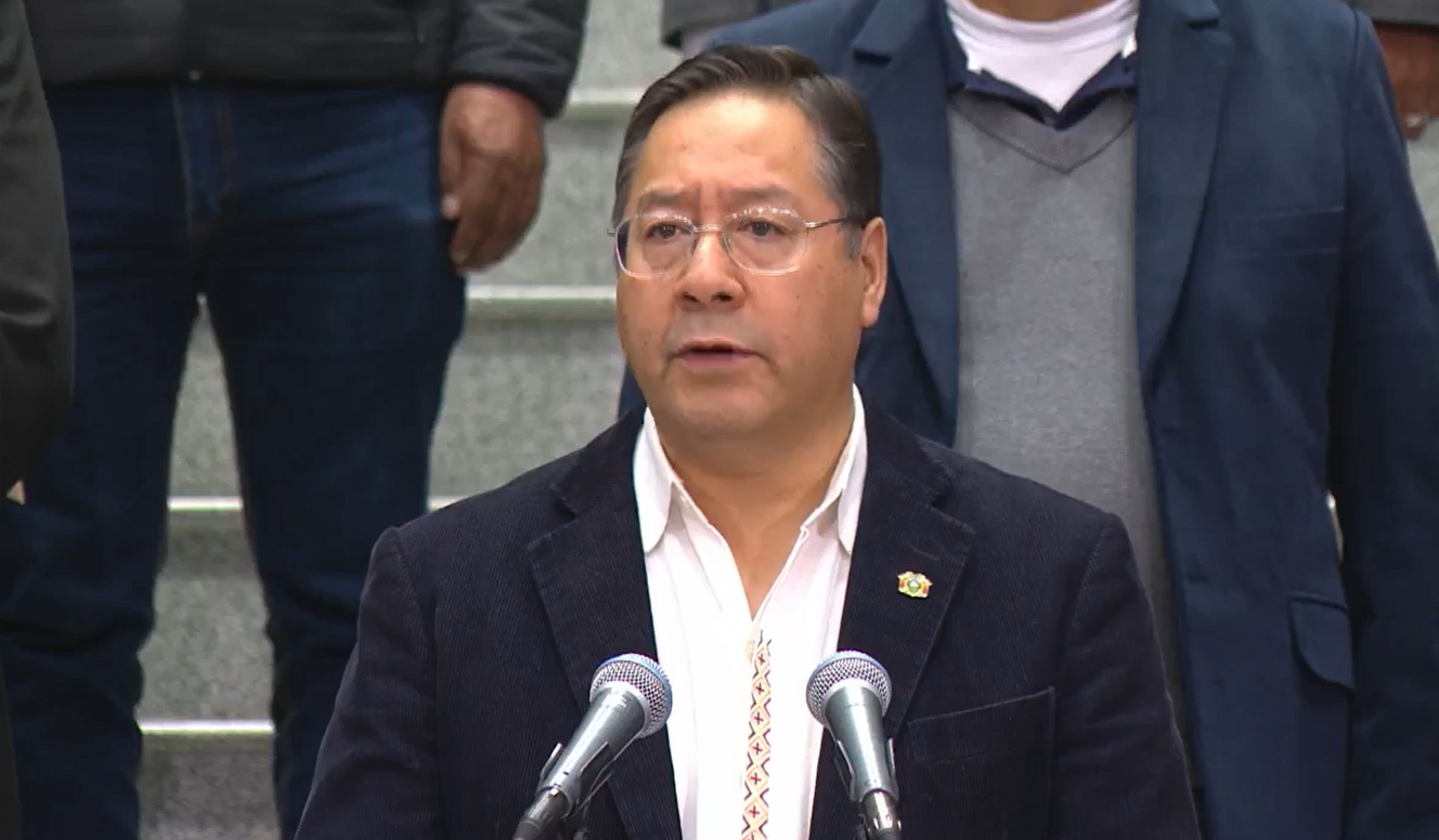 Presidente de Bolivia garantiza abastecimiento de combustible al 100% en medio de crisis por escasez.