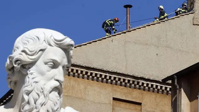 El misterio detrás del humo blanco: la elección del Papa en la Iglesia católica. El misterio detrás del humo blanco: la elección del Papa en la Iglesia católica.