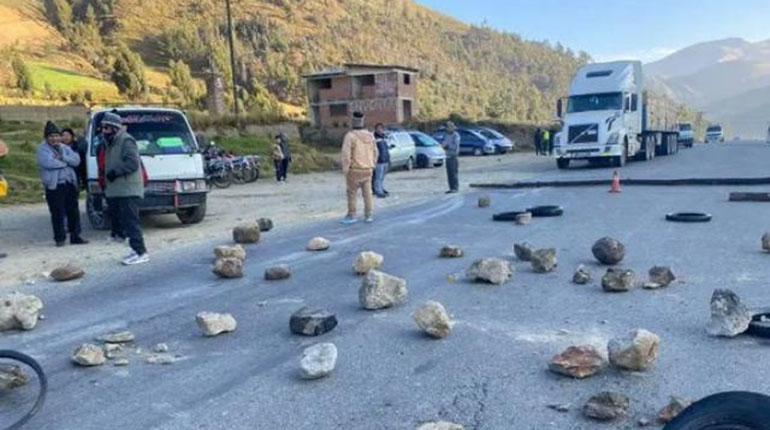 Bloqueos de carreteras en Cochabamba y Santa Cruz generan interrupción en la conexión regional.