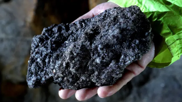 Estados Unidos y Ucrania firman acuerdo para explotación de minerales clave en la industria tecnológica.