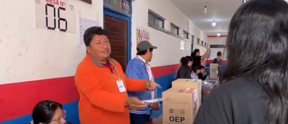 Riesgo del derecho al voto de bolivianos en el exterior por falta de recursos y ley
