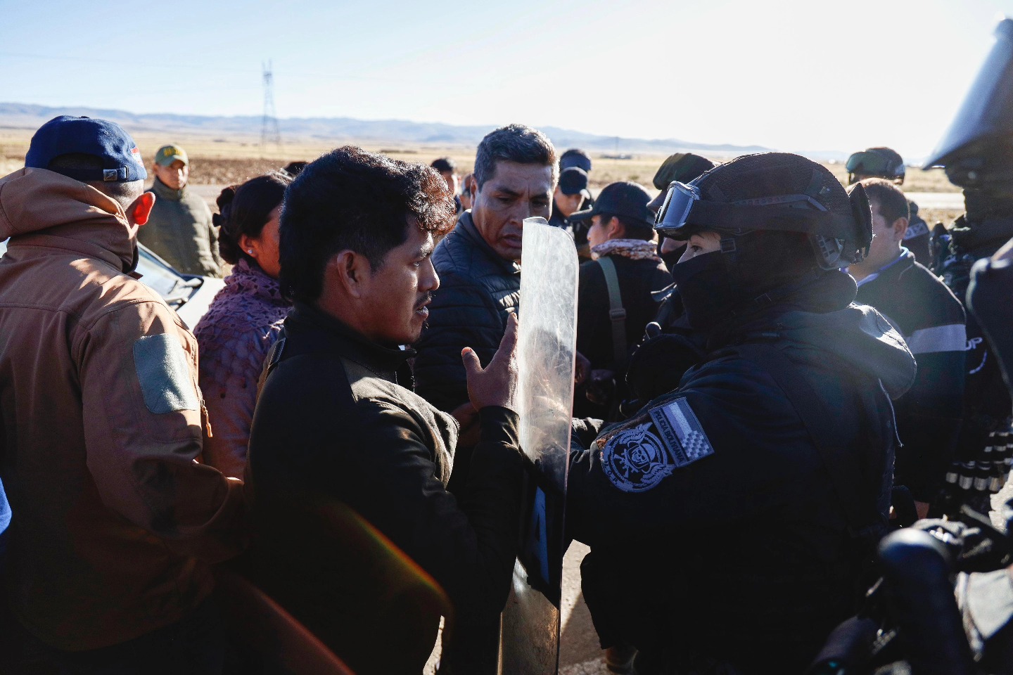 El presidente de la Cámara de Senadores denuncia abuso de poder durante incidentes en caravana “evista”.