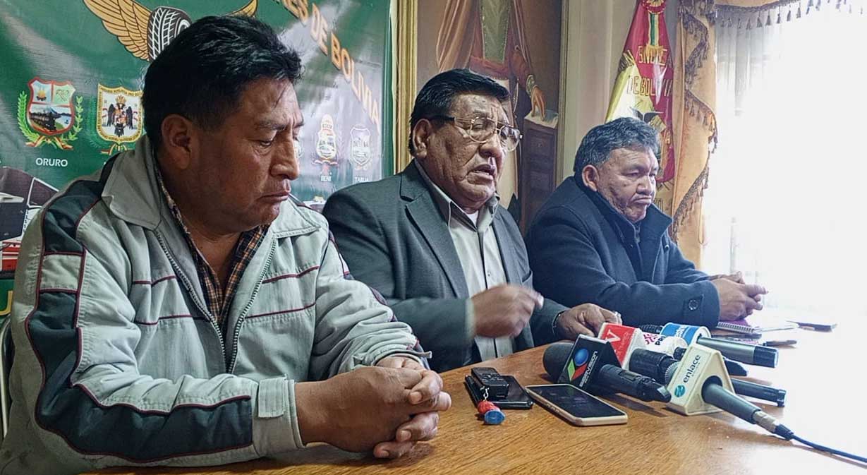 Confederación de Choferes de Bolivia en desacuerdo por escasez de combustible