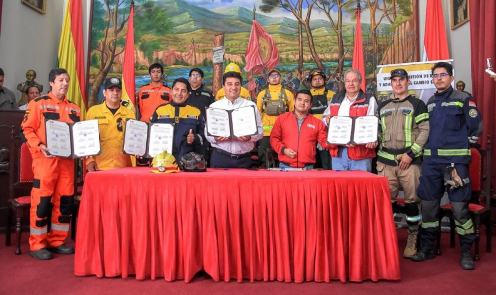 Alcalde de Tarija firma convenio histórico con bomberos voluntarios para fortalecer atención de emergencias.