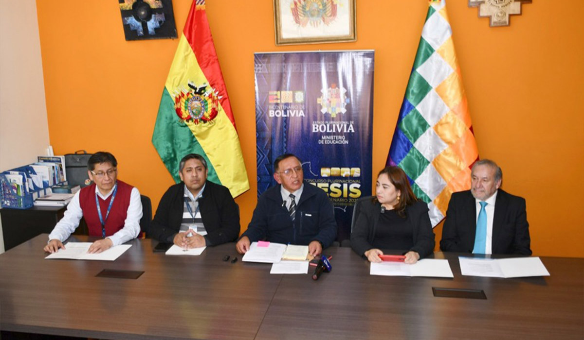 Ministerio de Educación de Bolivia lanza concurso para premiar las mejores tesis de egresados.