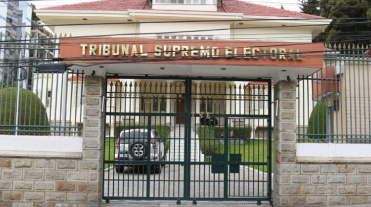 Peter Erlwein Beckhauser demanda al PDC y al MTS por incumplimiento de resoluciones electorales en Bolivia.