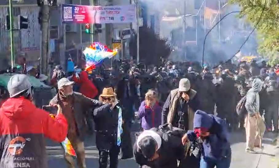 Protestas en La Paz por la postulación de Evo Morales a la presidencia desencadenan represión policial.