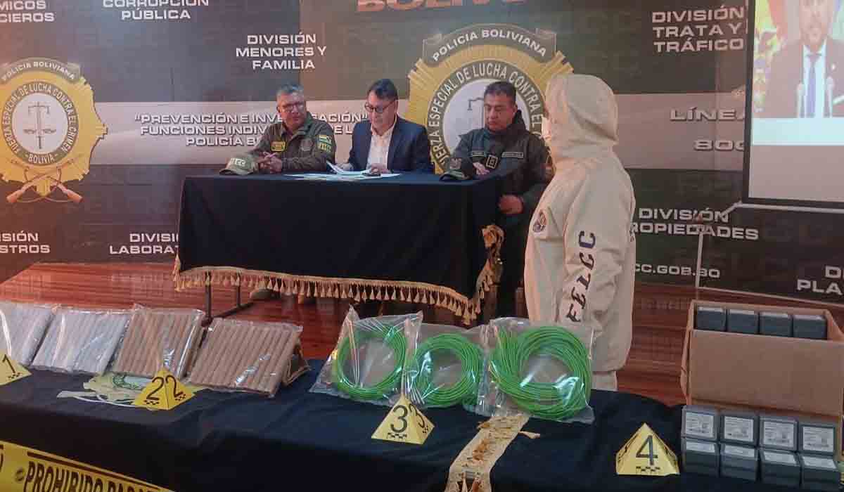 Policía Boliviana desarticula operativo de transporte ilegal de explosivos en La Paz. Policía Boliviana desarticula operativo de transporte ilegal de explosivos en La Paz.