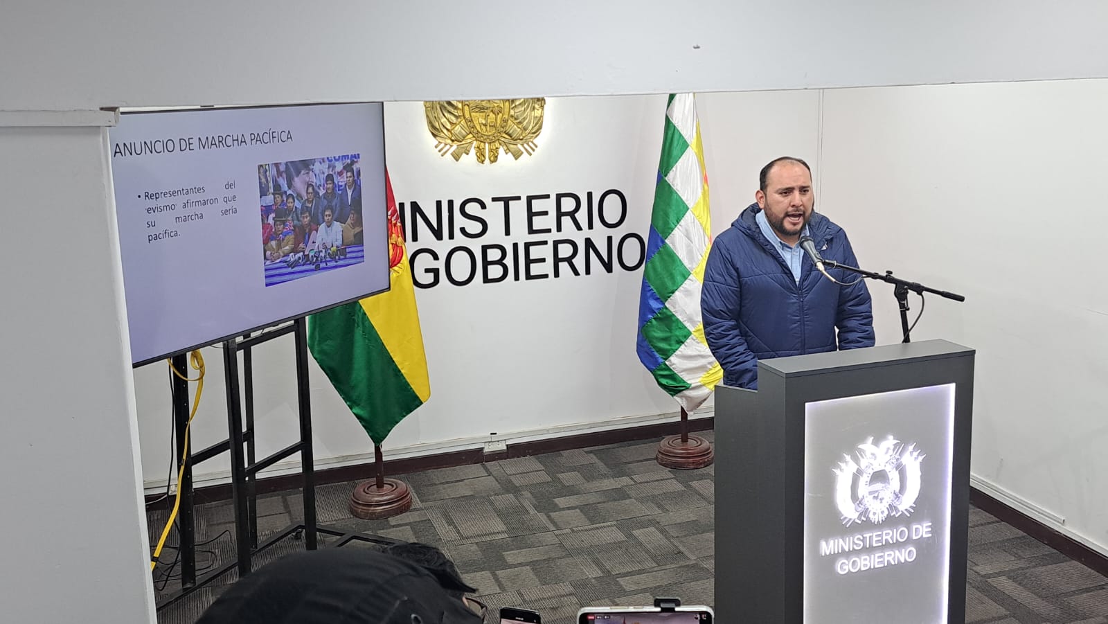 Tensión y violencia en La Paz: Detienen a dirigente “evista” y cinco personas por protegerlo durante su captura.