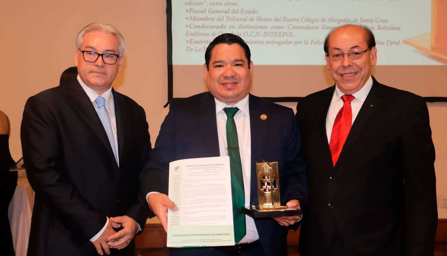 Fiscal General del Estado de Bolivia recibe premio por su meritorio desempeño profesional