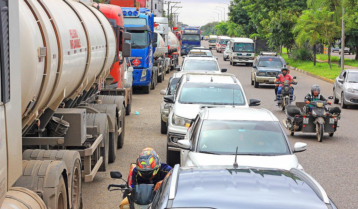 Crisis de abastecimiento de combustibles afecta al transporte pesado en Bolivia