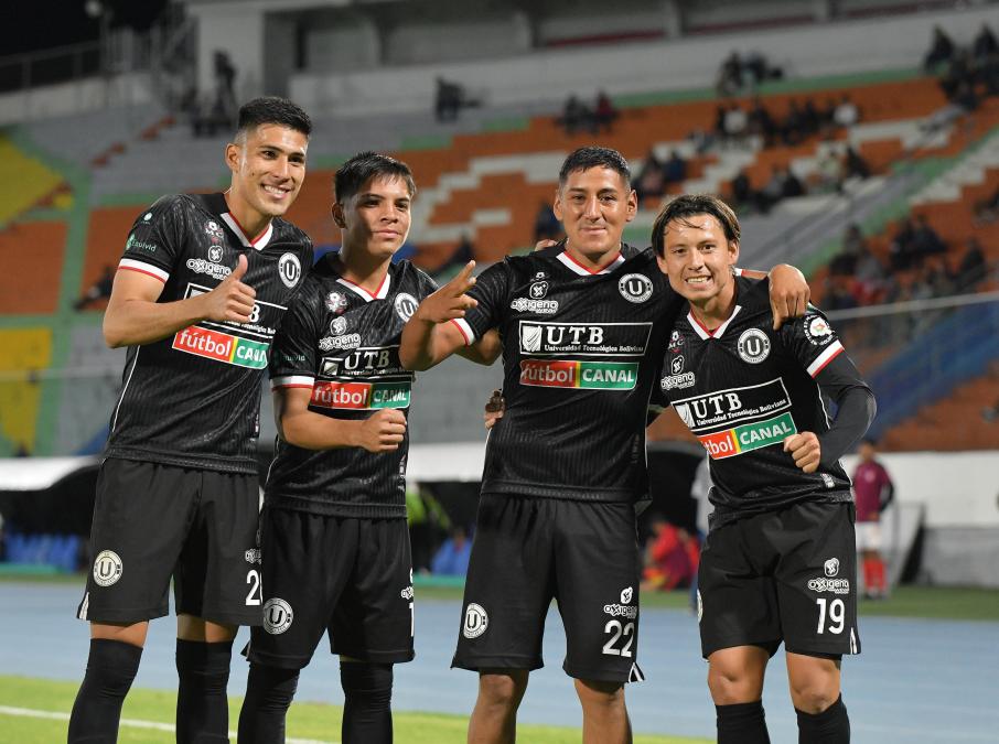 Universitario golea a Independiente Petrolero y se aferra al liderato de la Copa Bolivia
