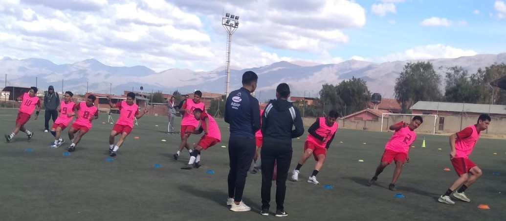 Árbitros bolivianos superan exigentes pruebas físicas y técnicas rumbo a torneos internacionales