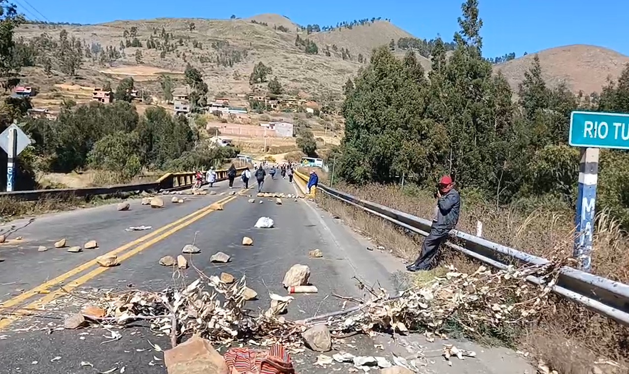 Bloqueos de carreteras afectan salidas de buses en La Paz y El Alto.