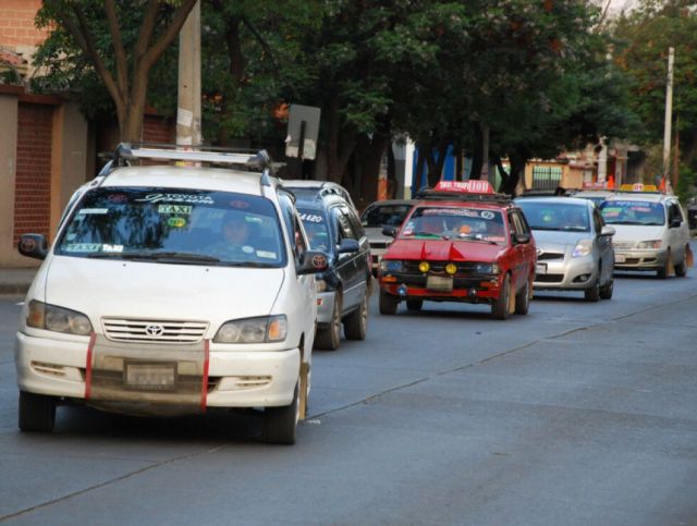 Tarifas de taxi descontroladas y transporte público impuntual generan alarma ciudadana