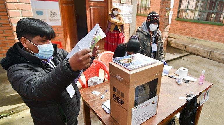 Denuncias de asientos fantasma electorales generan debate sobre integridad del padrón; TSE desmiente y Asamblea exige informe