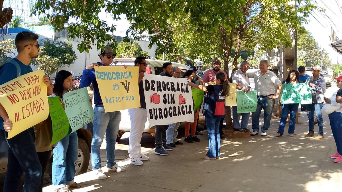 Simpatizantes de Jaime Dunn protestan y exigen validación de candidatura ante el Tribunal Electoral