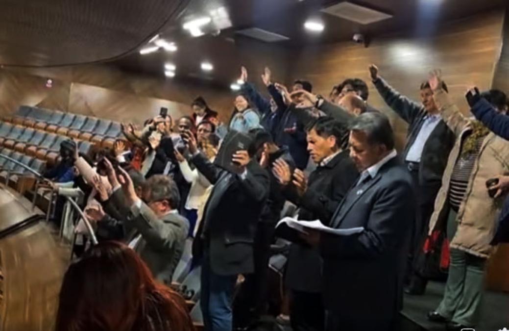 Diputado de oposición lidera intervención espiritual en Cámara de Diputados