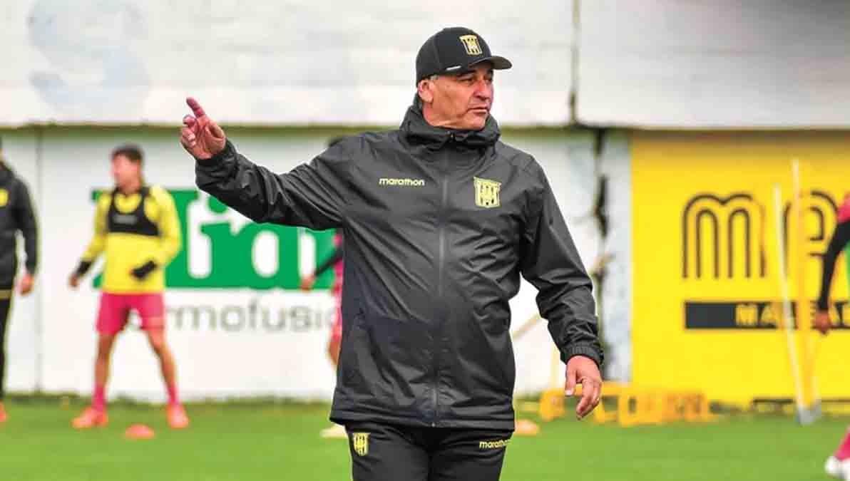 The Strongest destituye a Carlos Bustos tras goleada y busca a Joaquín Monasterio
