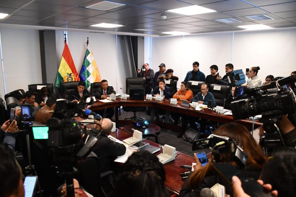 Oposición acampa en comisión para frenar contrato de litio y denuncia injerencia del Ejecutivo