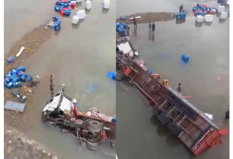Tráiler cae al río en puente de conexión Cochabamba-Santa Cruz; conductor rescatado
