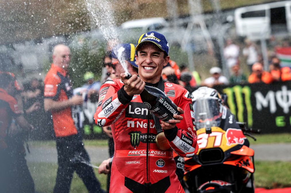 Márquez gana en Brno con estrategia de neumáticos y Bagnaia lidia con contratiempos