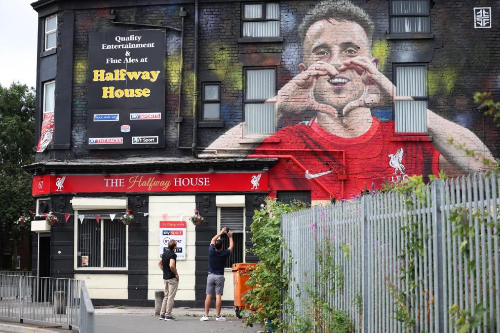 Nuevo mural de Diogo Jota en Anfield une a aficionados de diversos clubes