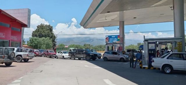 Escasez de combustible paraliza el 60% del transporte público en Tarija