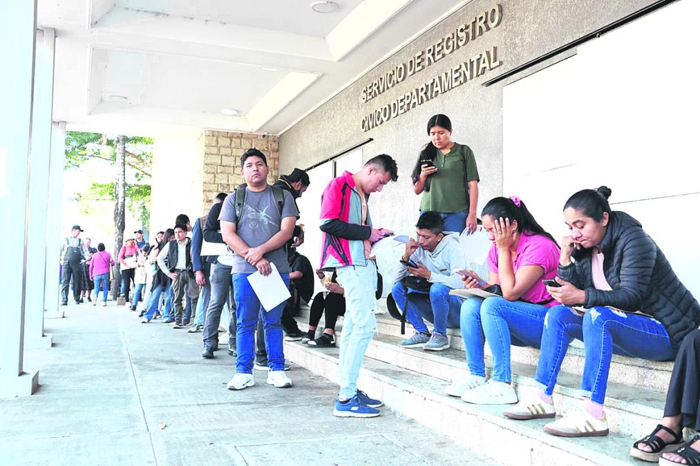 Multitudinarias filas por excusas para ser jurado electoral en Bolivia; TSE recuerda causales