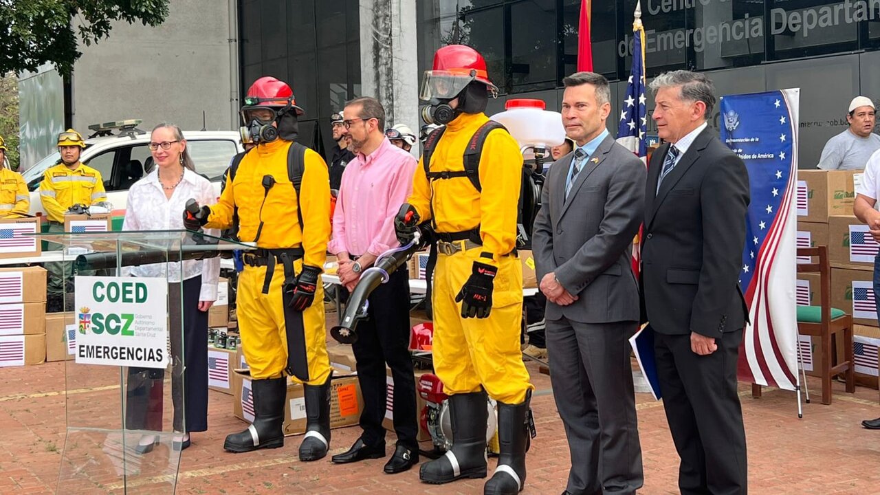 Estados Unidos Dona Equipamiento Crucial Contra Incendios a Santa Cruz Ante Emergencia Nacional