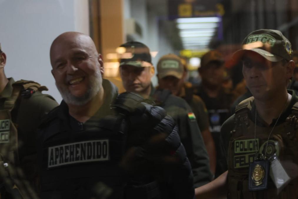 Murillo esposado y rodeado de policías llega a celda en La Paz tras operativo