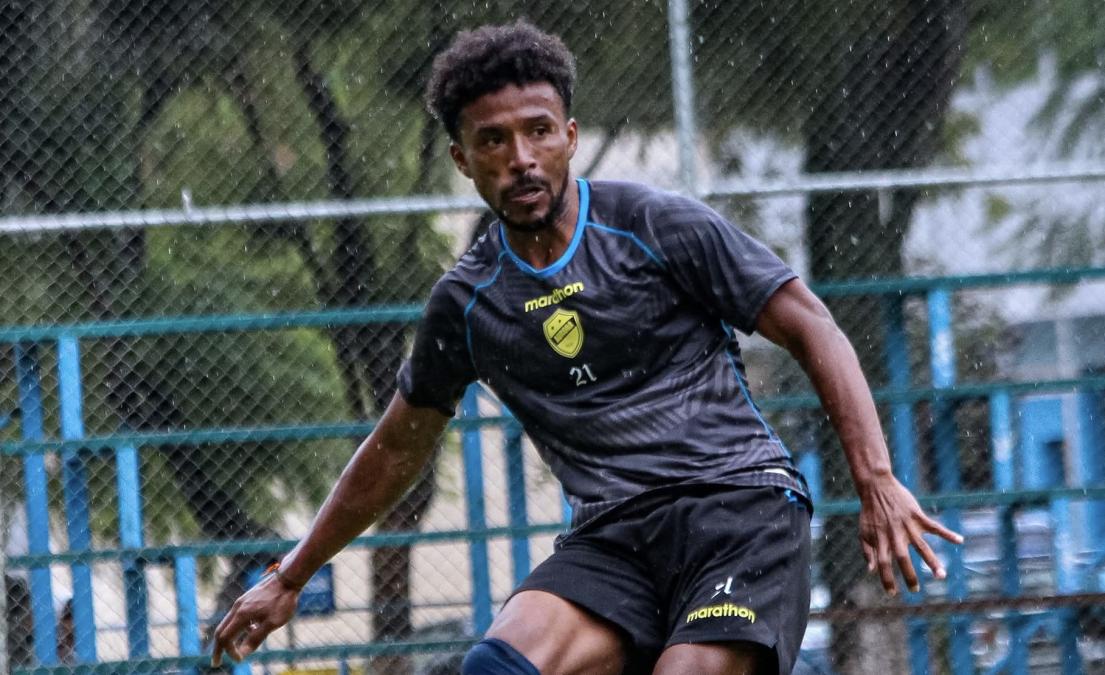 Ballivián explica su efusivo beso al asistente tras la victoria el fútbol es pura pasión