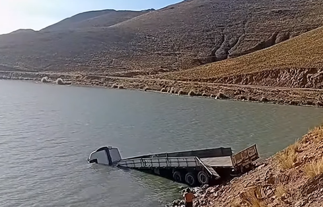Camión se precipita a represa en Oruro conductor fallece ahogado en trágico accidente